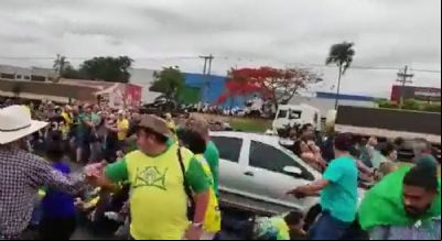 Carro atropela manifestantes durante bloqueio em estrada em Mirassol-SP