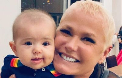 Sabrina Sato vai para o Rio de Janeiro a trabalho e deixa Xuxa Meneghel cuidando de Zoe
